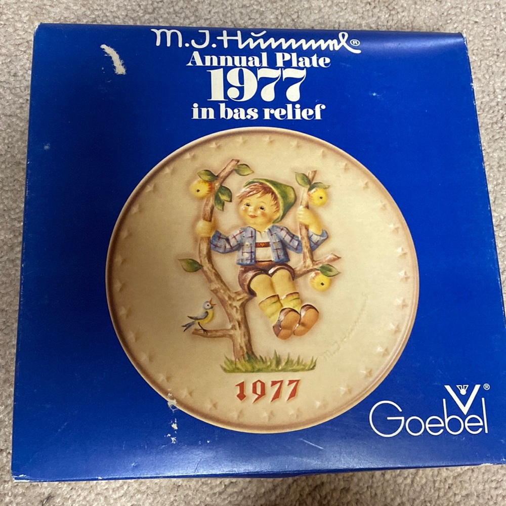 M.J. Hummel 1977 Annual Plate